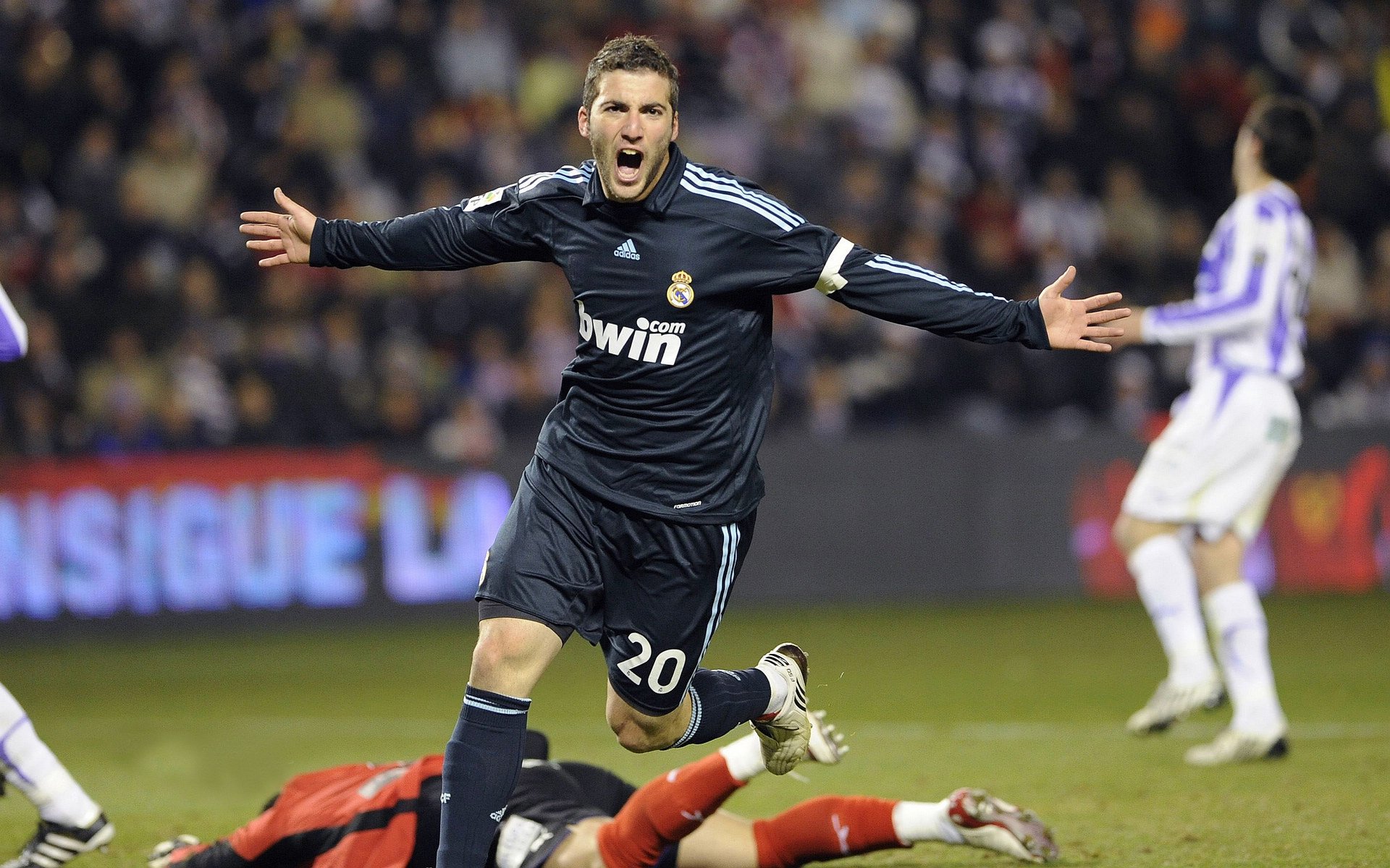 Faker重要时刻刷新纪录，公牛带队取胜！赛场气氛高涨